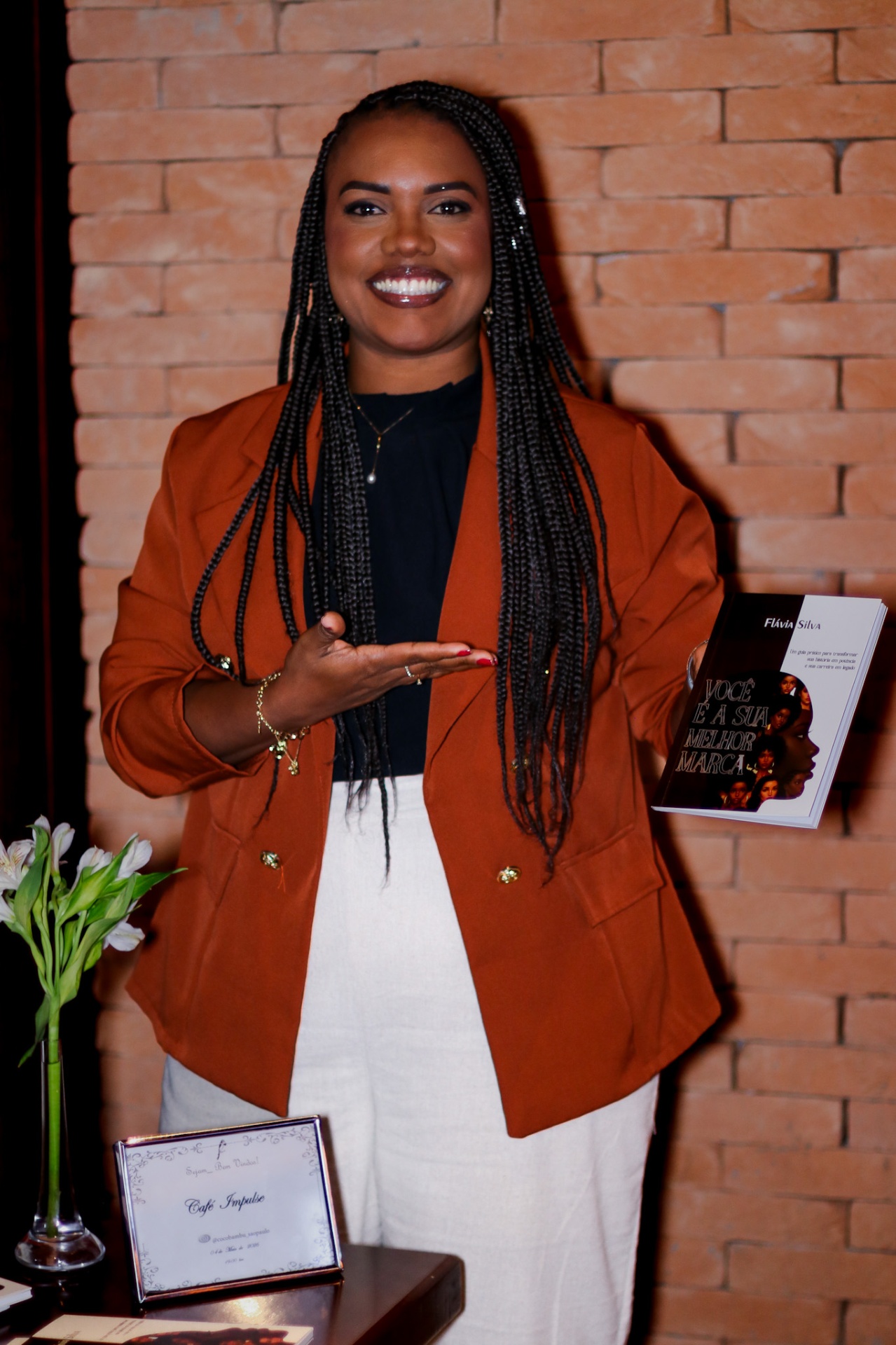 Flávia Silva apresentando o livro Você é a Sua Melhor Marca