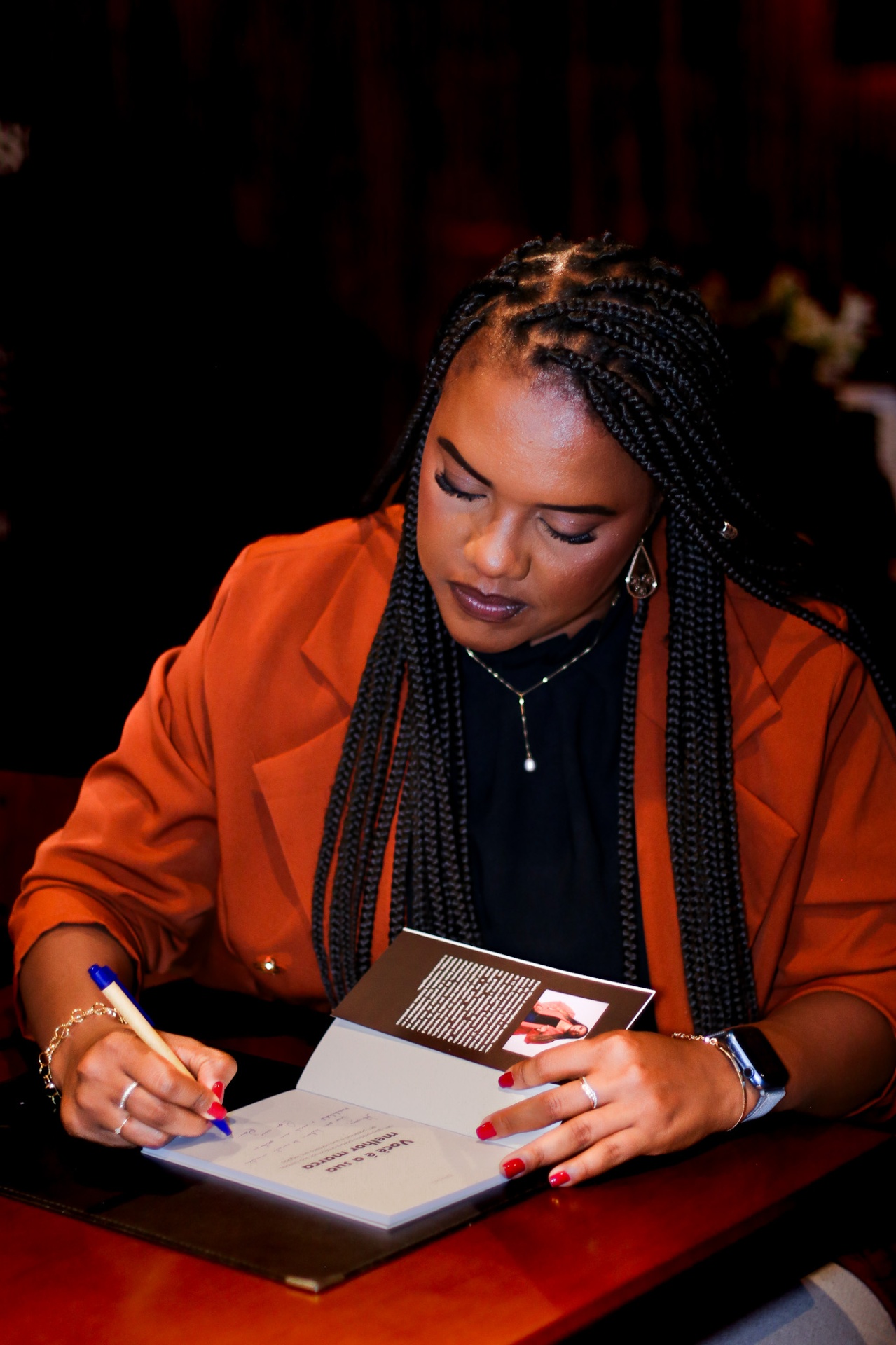 Flávia Silva autografando o livro